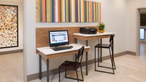 - un bureau avec un ordinateur dans la chambre dans l'établissement Holiday Inn Express Hilton Head Island, an IHG Hotel, à Île de Hilton-Head