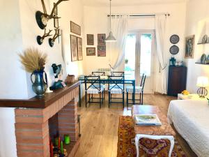 uma sala de estar com lareira e uma sala de jantar em Vigna Licia em Pomezia