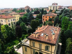 una vista aérea de un edificio con techo en Peony Apartment, bi-locale a due passi dal centro di Modena, en Módena