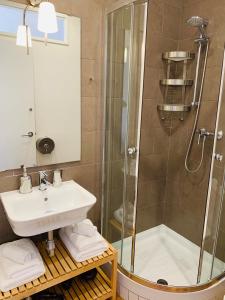 W łazience znajduje się umywalka i prysznic. w obiekcie Super Balmes Guest House w Barcelonie