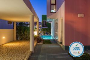 - une vue sur une maison avec une piscine dans l'établissement Marina de Albufeira Villa 8, à Albufeira