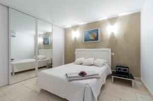 Un ou plusieurs lits dans un hébergement de l'établissement Independant Apartment - Stunning Sea View - Near Cannes