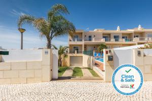 阿尔布费拉Moradia Ricardo - Praia da Gale的一栋前面有招牌的建筑物