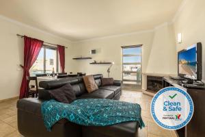 阿尔布费拉Moradia Ricardo - Praia da Gale的配有皮沙发和电视的客厅