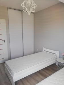 Un pat sau paturi într-o cameră la Apartamenty AgPa