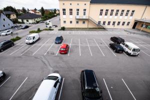 eine Luftansicht eines Parkplatzes mit Autos in der Unterkunft Hotel Am Limes in Enns