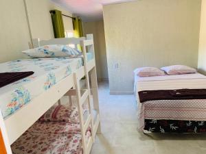 ein Zimmer mit zwei Etagenbetten in einem Zimmer in der Unterkunft Repouso do Tchê in Foz do Iguaçu + 39 Fotos