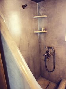 bagno con doccia e vasca di CasaDelMar Agios Romanos ad Agios Romanos