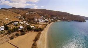 una vista aerea di una spiaggia e dell'oceano di CasaDelMar Agios Romanos ad Agios Romanos