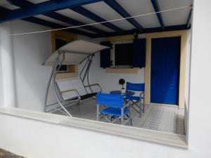 A television and/or entertainment centre at Απεραντο Γαλαζιο