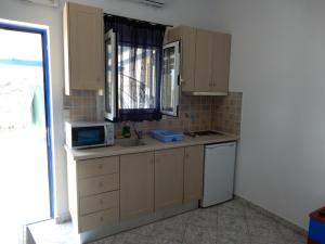 A kitchen or kitchenette at Απεραντο Γαλαζιο