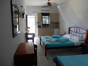 A bed or beds in a room at Απεραντο Γαλαζιο