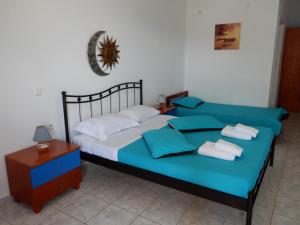 A bed or beds in a room at Απεραντο Γαλαζιο