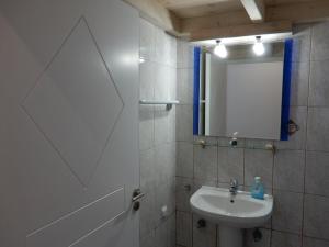 A bathroom at Απεραντο Γαλαζιο