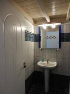 A bathroom at Απεραντο Γαλαζιο