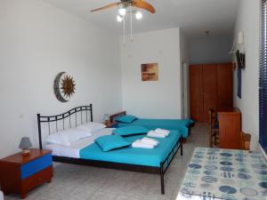 A bed or beds in a room at Απεραντο Γαλαζιο