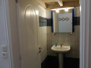 A bathroom at Απεραντο Γαλαζιο
