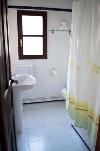 A bathroom at Apartamento Fuente De Somave