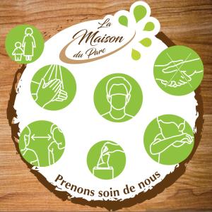 La Maison du Parc في لي إيبيس: عبارة عن دائرة من الملصقات الخضراء على طاولة خشبية