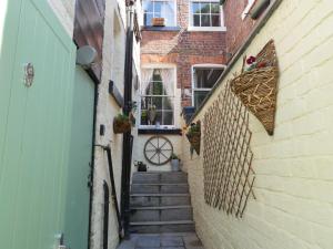 a narrow alley with stairs and a building at Rondeva in Chester