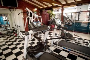 a room with a gym with a treadmill at Hotel Dan Inn Campinas Cambuí - Um Hotel Clássico Em Campinas in Campinas