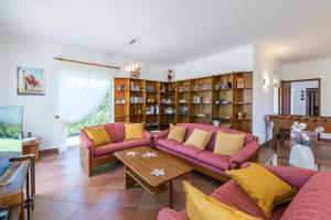 a living room with two couches and a table at Quinta da Caldeira - Villa com piscina a 5 minutos a pé da praia in Lagos