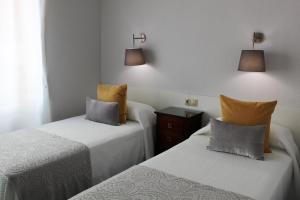 two beds sitting next to each other in a room at Port-Beach Alicante 2 in Alicante