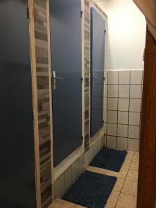 kabina prysznicowa ze szklanymi drzwiami w łazience w obiekcie LE CALBANON w mieście Cilaos