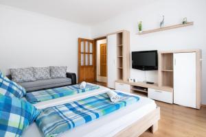 Un pat sau paturi într-o cameră la Lux Apartmanok