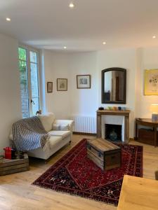 ein Wohnzimmer mit einem Sofa und einem Kamin in der Unterkunft CHEZ PAUL in Honfleur