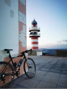 una bicicleta estacionada frente a un faro en Seaview Faro Arinaga, en Arinaga