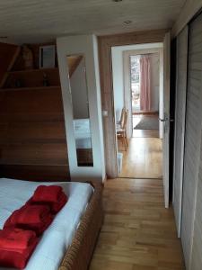 Öko-Ferienwohnung-Kiel Lachmöwe في كيل: غرفة نوم بها سرير وبطانيات حمراء