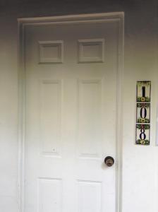 een witte deur met een knop erop bij At Wind Chimes Boutique Hotel in San Juan
