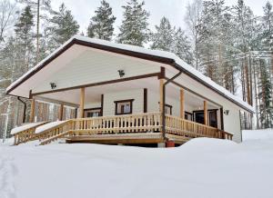 eine Hütte im Wald im Schnee in der Unterkunft Lappalaisen lomamökit Mäntypirtti in Puumala