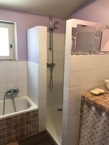 Un baño con ducha, bañera y lavabo. en La Bastide de l'Olivier, en Flassan