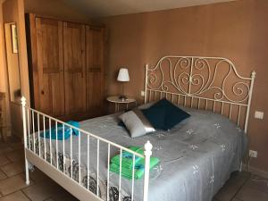 1 dormitorio con 1 cama con cuna blanca en La Bastide de l'Olivier, en Flassan 35 fotos más