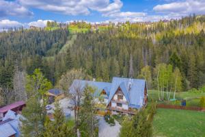 una vista aérea de una casa en un bosque en Apartament Leśny en Zakopane