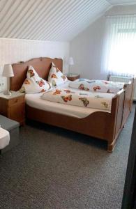 ein Schlafzimmer mit einem Bett mit Kissen darauf in der Unterkunft Ferienwohnung Schmetterling in Fritzlar