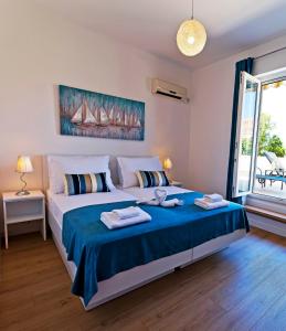 ein Schlafzimmer mit einem großen Bett mit einer blauen Decke in der Unterkunft Apartment Michelle in Dubrovnik