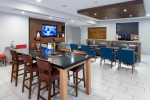 Телевізор і / або розважальний центр в Holiday Inn Express Hotel & Suites Dallas South - DeSoto, an IHG Hotel