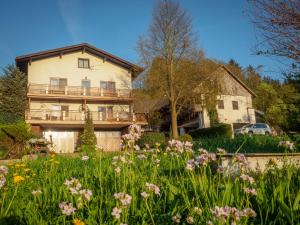 a house with a garden with flowers in front of it at Bauernhof Waira in Yspertal