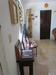 a hallway with a table and a chair in a room at Casa del Solar Centro Cozumel - Wifi gratuito Fibra &Oacute;ptica 200 Mbps in Cozumel