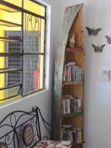 a room with a book shelf and a window at Casa del Solar Centro Cozumel - Wifi gratuito Fibra Óptica 200 Mbps in Cozumel