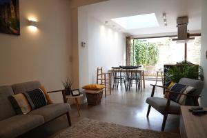sala de estar con sofá, sillas y mesa en Well-situated and Comfortable Home, en Gante