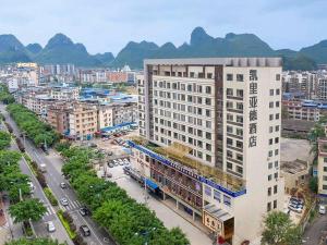una vista aerea di una città con montagne sullo sfondo di KyriadChina Guilin Railway Station MixC a Guilin