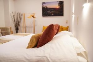 Säng eller sängar i ett rum på Well-situated and Comfortable Home