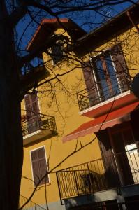 un edificio amarillo con balcones en un lateral en Cabianca en Omegna