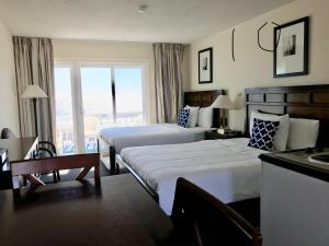 Habitación de hotel con 2 camas y ventana en Ocean Surf Resort, en Montauk