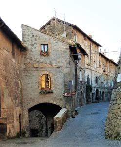 un antico edificio in pietra su una strada di ciottoli di Appartamento al Borgo a Ronciglione