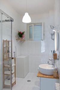 y baño blanco con lavabo y ducha. en Gaia14, en Salerno